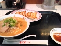 「王将セット（写っていませんがこれにミニ炒飯がつきます）」@餃子の王将 稲毛海岸駅前店の写真