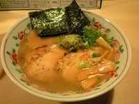 「醤油 にんにく玉 縮れ麺」@福和うちの写真