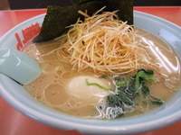 「醤油ピリネギ中盛+味付け卵」@ラーメン山岡家 笛吹店の写真
