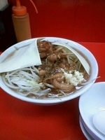 「小（ニンニク）カレー・チーズ・生卵」@ラーメン 学の写真