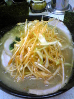 「豚骨醤油チャーシュー 辛ネギ+味玉」@横浜ラーメン 三代目家の写真