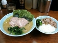 「ちゃーしゅーらーめん+ただ飯+幻のほぐし豚=800円」@横浜ラーメン 武蔵家 成増店の写真