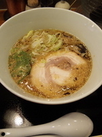 「豚骨ラーメン【700円】替え玉無料でしたが拒否」@とんこつらぁ麺 CHABUTON 目黒店の写真