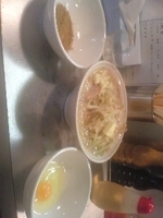 「ラーメン塩600 バター30 生卵50 節骨無料ニンニクアブラ」@らーめん大 練馬店の写真