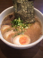 「塩豚骨らーめん+味玉」@豚骨らーめん いちご家の写真