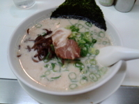 「ラーメン（500円）+替え玉無料（会員証）」@博多天神 新橋2号店の写真