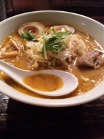 「海老茶色の味噌らーめん（味濃いめ）【780円】、味玉【クーポン】」@らーめん一会の写真