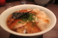 「白身魚のワンタン麺（醤油）」@支那そばや 本店の写真