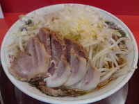 「小らーめん豚入り野菜多めにんにく600円,トッピング玉ネギ50円」@麺でる 戸越店の写真