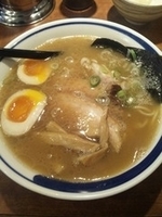 「しょうゆ（味玉トッピング）」@ラーメン・まぜそば 麺丸の写真