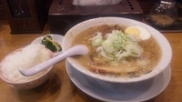 「醤油ラーメン750カタメ 小ライス」@韃靼ラーメン 一秀の写真