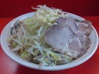 「小ラーメン豚入り（にんにく,野菜多め）600円」@麺でる 戸越店の写真