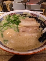 「SHIROMARU BASE 【700円】、味玉+香油【100円」@一風堂 大森店の写真