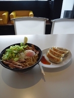 「まぜそば（600円）+中盛り（100円）+餃子（350円）」@らーめん・つけめん 満帆 太田本店の写真