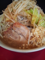 「ラーメン （ヤサイ、ニンニクマシ）」@用心棒 本号の写真