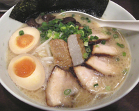 「ぐるりらーめん￥900+半ライス￥100」@博多らーめん ぐるり 荻窪店の写真