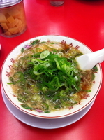 「醤油ラーメン（ネギ増し）」@ラーメン魁力屋 都筑中原街道店の写真