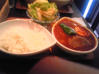 「国産牛100%手ごねハンバーグスープカレー（赤）+ボイルキャベツ」@スープカレー屋 鴻 神田駿河台店の写真