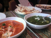 「チキンバター、サグチキン、ガーリックナン、プレーンナン、ラッシー」@インド料理 マントラ 上野店の写真