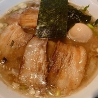 「濃厚醤油とんこつらーめん （味玉+チャーシュートッピング）」@めんや 昭和の写真