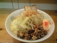 「油そば（ヤサイニンニク）+ほぐし豚」@らーめん 影武者 外伝の写真