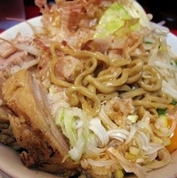 「豚まぜそば（麺少なめ）鰹節ニンニクあぶら 930円」@用心棒の写真