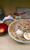 「ラーメン（ニンニク、アブラ、ヤサイチョイマシ）750円+生たまご」@ラーメン富士丸 北浦和店の写真