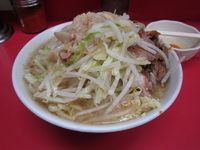 「小豚（ヤサイニンニクアブラ）+生卵」@ラーメン二郎 小岩店の写真