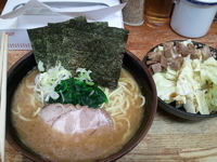 「ラーメン+キャベチャー」@横浜家系豚骨醤油極太麺 侍 本店の写真