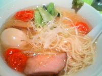 「鶏と魚介の豊潤 味玉塩ラーメン（￥850）」@麺処 ほん田 東京駅一番街店の写真
