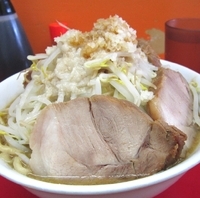 「ラーメン（中）+小豚（ヤサイニンニクアブラ）」@モッコリ豚の写真