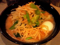 「しょうゆらーめん￥630（平打ち太麺）+野菜盛￥100+ゆで卵&」@品の一の写真