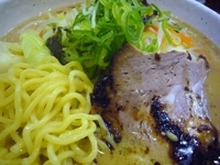 「野菜とんこつらーめん（750円）+サービス券（-100円）+半ラ」@北海道らぁめん 伝丸 我孫子店の写真