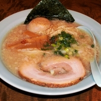 「コクうまらーめん（麺カタメ 600円）+味玉子（100円）+かえ」@とんこつ正油 えんやの写真