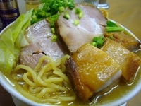 「黒豚煮汁入り醤油拉麺（800円）+チャーシュー増し（300円）」@MENYA 食い味の道有楽の写真