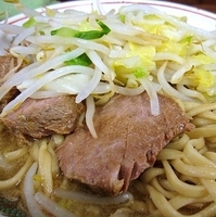 「普通盛焼豚 小ブタ（麺少なめ）ニンニク 800円」@ラーメン二郎 品川店の写真