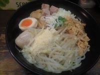 「油そば（ニンニクチップ、揚げネギ、チーズパウダー、カレーパウダー」@ラーメン専門店ゆうひ屋の写真