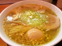 「塩ワンタンめん（880円）+とろ～り半熟味付玉子（100円）」@心麺の写真