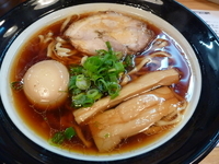 「三強醤油（太麺）（+煮玉子）」@金久右衛門 梅田店の写真