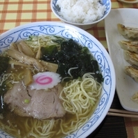 「特製らーめん・白+ランチタイムらーめんご注文の方餃子 500円+」@らーめんと餃子のカエル家の写真