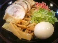 「【短期間限定】まぜそば+炭火焼きチャーシュー+煮玉子」@かすみ屋の写真