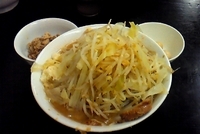 「小（崩し豚、ウズラ、ヤサイ、ニンニク）」@ラーメン二郎 茨城守谷店の写真