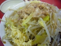 「小ラーメン豚入り[ヤサイニンニクアブラ]（750円）+生卵（50」@ラーメン二郎 茨城守谷店の写真