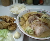「ラーメン（肉増しW）720円+唐揚げ定食290円」@肉屋の写真