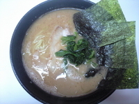 「豚骨醤油らーめん 大盛り」@横浜ラーメン 一家 伊勢崎店の写真