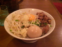 「晴二郎（600円）+豚増し（100円）+ニンニク・カラメ」@背脂煮干そば 晴の写真