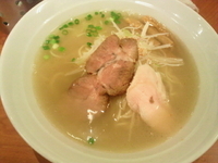 「塩そば 700円（平日ランチ時 鶏そぼろごはんサービス）」@福の神食堂の写真