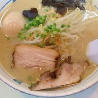 「塩らぁ麺 + 味玉」@らぁ麺 波（シー） 神田錦町店の写真