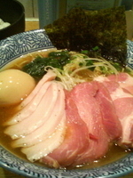 「芳醇香味そば（醤油）+ミックスチャーシュー+小ライス」@麺屋 一燈の写真