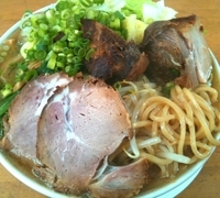 「黒豚煮汁入り醤油拉麺800円チャーシュー増し300円」@MENYA 食い味の道有楽の写真